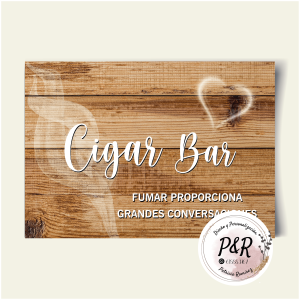 Cartel indicador “Cigar bar”  fondo madera