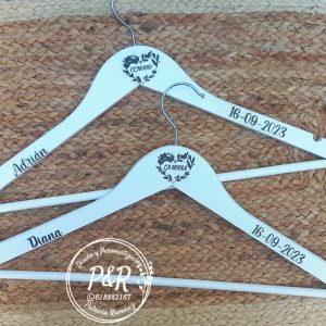 Pack perchas para novios grabadas con láser.