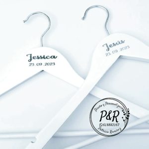 Pack perchas grabadas a láser con  nombre y fecha