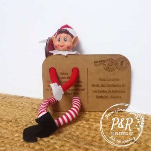 Elfo travieso con postal de bienvenida