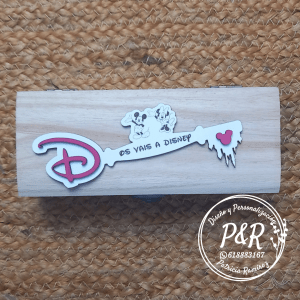 Llave para regalo de viaje a Disney con detalles en rosa